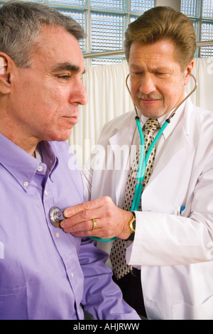 Esame medico paziente di sesso maschile con stetoscopio. Foto Stock
