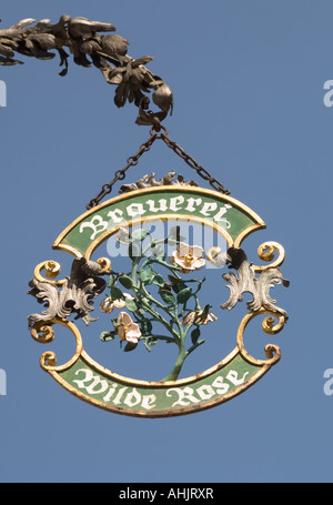 Ornati segno decorativo appeso al di fuori del Wilde Rose Hotel, Bamberg, Baviera, Germania Foto Stock