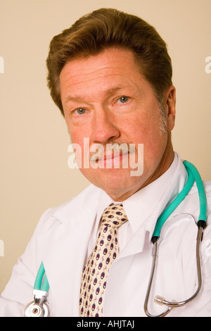 Ritratto di un fiducioso medico maschio Foto Stock