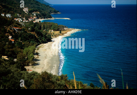 Grecia centrale tessaglia pelion pilion una vista di Agios Ioannis beach e damouchari bay a distanza Foto Stock