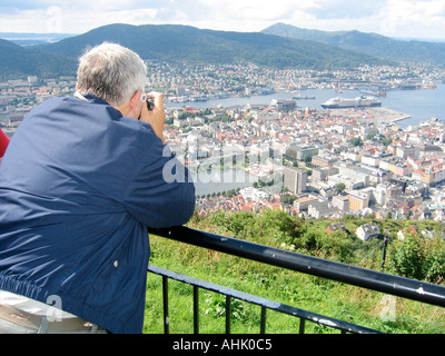 Vista su Bergen in Norvegia dal Monte Fløien la più centrale delle montagne che circondano la città Foto Stock