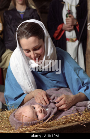 Maria e il Bambino Gesù nel presepe vivente Foto Stock