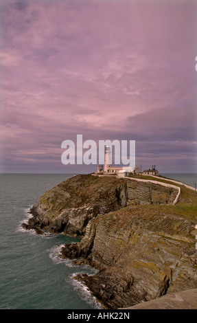 Faro a sud dell'isola di stack su Angelsey in Galles Foto Stock