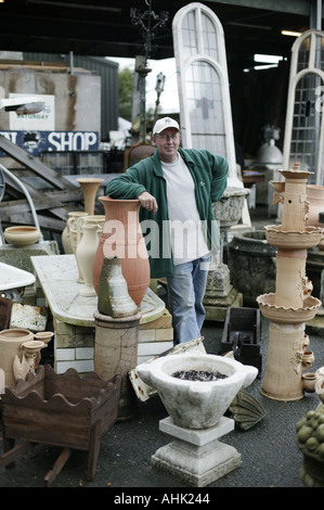 Cantiere di bonifica proprietario salvage yard indesiderata delle collezioni Foto Stock