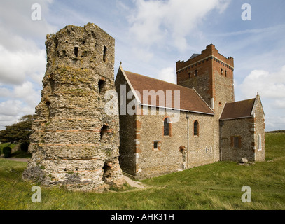 Romano faro Pharos sassone e la chiesa del castello di Dover England Regno Unito Foto Stock