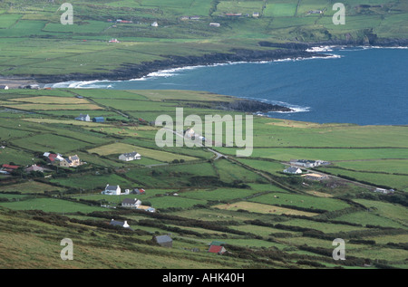 Agriturismi e verdi campi rotolando giù verso la costa atlantica vicino a Waterville County Kerry Irlanda Foto Stock