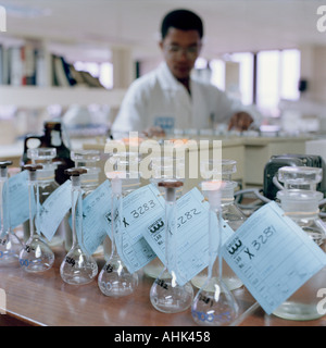 Maschio tecnico di laboratorio il monitoraggio della qualità e sicurezza degli approvvigionamenti pubblici in Sud Africa Foto Stock