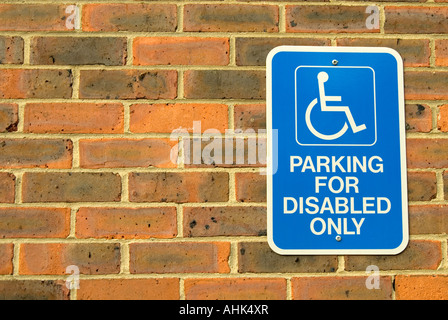parcheggio per disabili solo cartello su muro di mattoni Foto Stock
