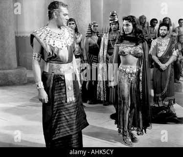 Terra dei Faraoni 1955 film con Joan Collins e Jack Hawkins Foto Stock