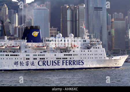 Cruise Line traghetto nel porto Victoria, Porto passando IFC, Centro finanziario internazionale, centro edificio nel centro di Hong Kong, Foto Stock