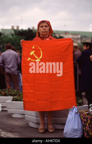 Donna sovietica detiene una bandiera comunista durante una manifestazione comunista a Mosca, Russia Foto di Chuck Nacke Foto Stock