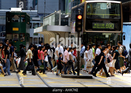Affollate Crosswalk pedonale durante la pausa pranzo Rush in Hong Kong, Cina Foto Stock