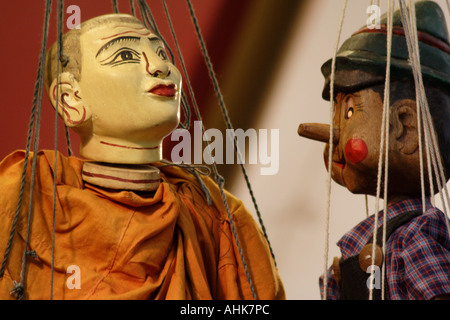 Dipinto a mano burattini in legno per la vendita come souvenir, il Mercato Stanley, Hong Kong, Cina Foto Stock