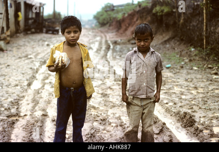 Honduras due ragazzi in un giorno di pioggia in Tegucigalpa AMERICA CENTRALE Foto Stock