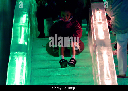 Scorrere verso il basso un scolpito Ice Slide a Harbin Ice Festival in Cina a Harbin Ice Festival Foto Stock