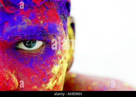 Indian uomo coperto di polvere colorata vernice. India Foto Stock