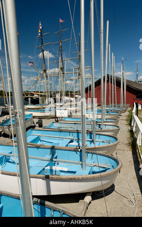 Barche a vela presso la scuola di vela a Mystic Seaport Mystic Connecticut USA Foto Stock