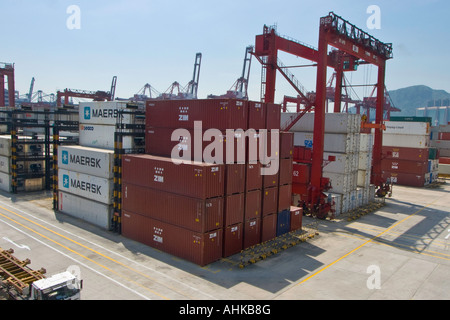 Maersk e Zim i contenitori di spedizione terminali moderni Hong Kong Docks Foto Stock