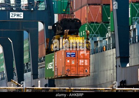 Nave da carico i contenitori di spedizione terminali moderni Hong Kong Docks Foto Stock