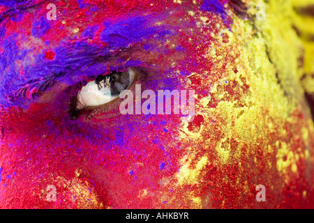 Giovani indiani uomo coperto di polvere colorata ritratto di vernice. India Foto Stock