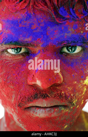 Giovani indiani uomo coperto di polvere colorata ritratto di vernice. India Foto Stock