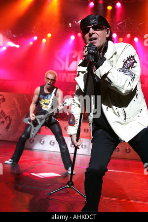 Gli SCORPIONS tedesco del gruppo rock con Klaus Meine su voce e Rudolf Schenker dietro Foto Stock