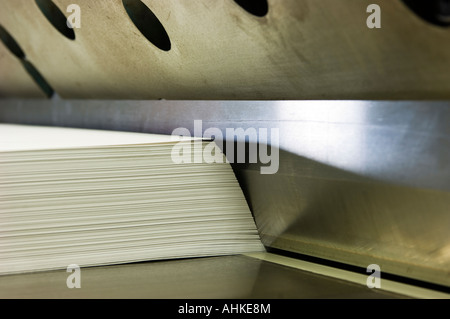 Pile di esseri di carta tagliate in ghigliottina. Foto Stock