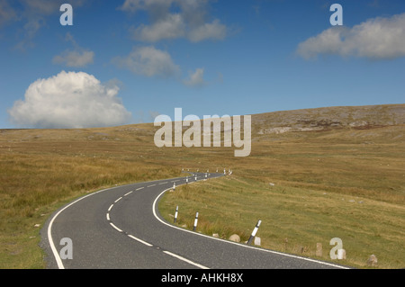 Abbandonato un4069 stradale attraverso la montagna nera Mynydd Du tra Llangadog e Brynaman Carmarthenshire Galles Foto Stock