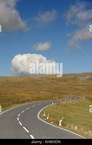 Un4069 deserta strada vuota in tutta la montagna nera Mynydd Du tra Llangadog annuncio Brynaman Carmarthenshire Foto Stock