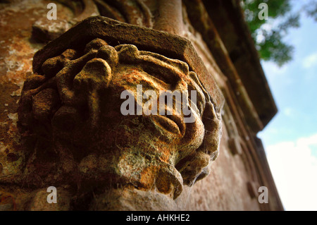 Un verde stile uomo GARGOYLE sulla fontana di stile gotico a ELTON HALL vicino a Ludlow SHROPSHIRE REGNO UNITO Foto Stock