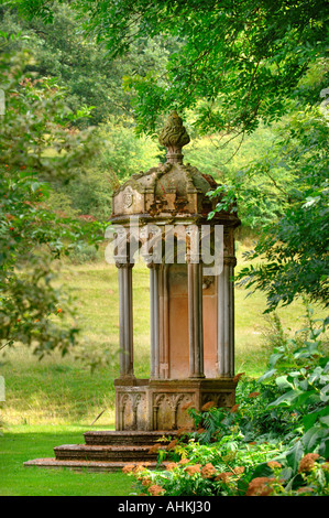 Una fontana di stile gotico e follia a ELTON HALL vicino a Ludlow SHROPSHIRE REGNO UNITO Foto Stock