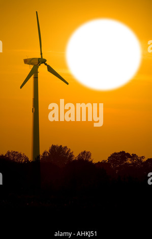 Generatori di mulino a vento al tramonto Foto Stock