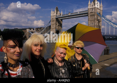 Quattro femmine Punks pongono di fronte il Tower Bridge di Londra Inghilterra REGNO UNITO Foto Stock