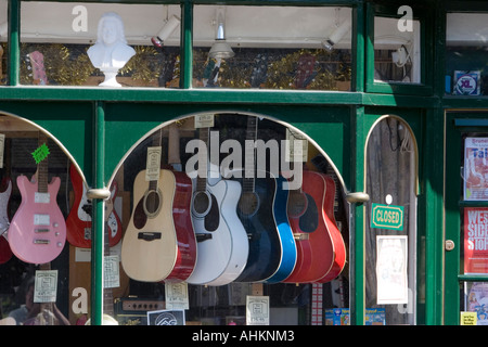 Negozio di musica finestra che mostra chitarre e altri strumenti musicali Foto Stock