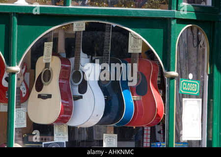 Negozio di musica finestra che mostra chitarre e altri strumenti musicali Foto Stock