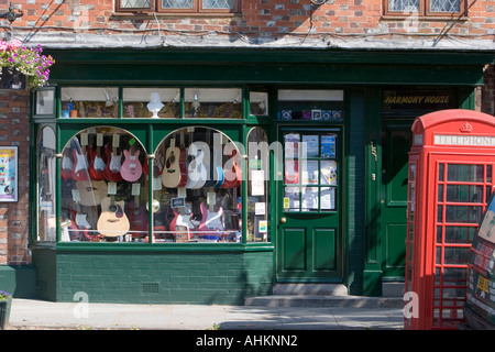 Negozio di musica finestra che mostra chitarre e altri strumenti musicali Foto Stock