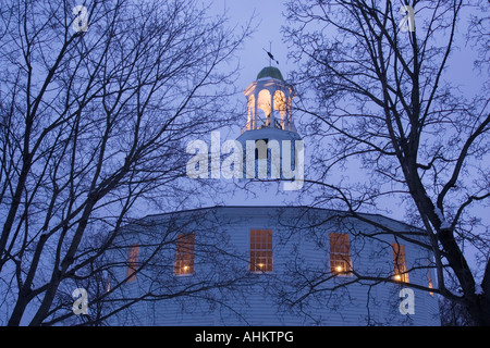 Di sera presto in scena a dicembre presso la chiesa rotonda in Richmond Vermont Foto Stock