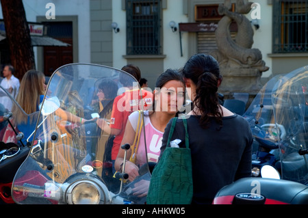 Prato Toscana Italia Scooter sorriso donna square Foto Stock