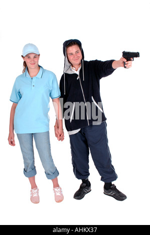 Un paio di ragazzi vestito come chavs in Top con cappuccio con atteggiamento di contenimento e puntando una replica di pistola bb Foto Stock