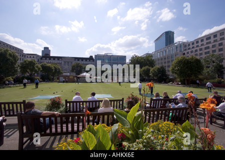 Giocatori di bocce Finsbury Square Londra con impiegati in ufficio seduti sulle panchine a guardare Foto Stock