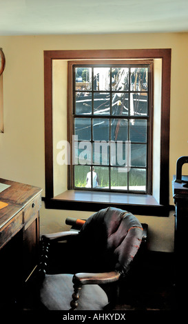 Ufficio Spedizioni interno e vista esterna del ragazzo che guarda alla nave a vela Mystic Seaport Mystic Connecticut USA Foto Stock