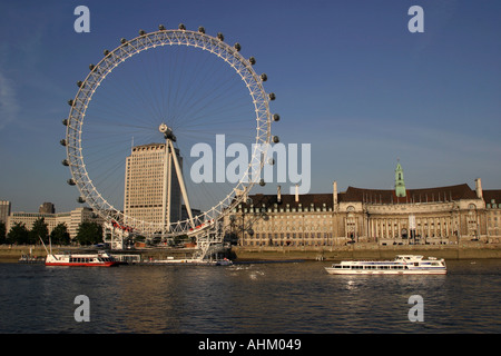 Barche sul fiume Tamigi vicino al Millenium occhio, London, England, Regno Unito Foto Stock