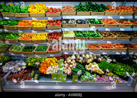 Verdure biologiche isola in un negozio di alimentari Foto Stock