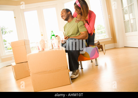 African giovane mangiare estrarre nella nuova casa Foto Stock