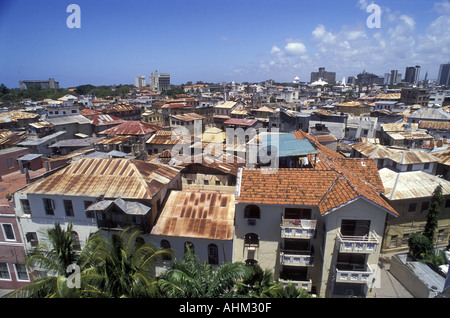 I tetti della città vecchia con il nuovo alto e moderno di edifici alti in background a Mombasa Kenya Africa orientale Foto Stock