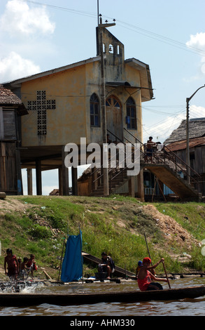 Chiesa sulle rive del Rio delle Amazzoni in Belen Iquitos Perù Foto Stock