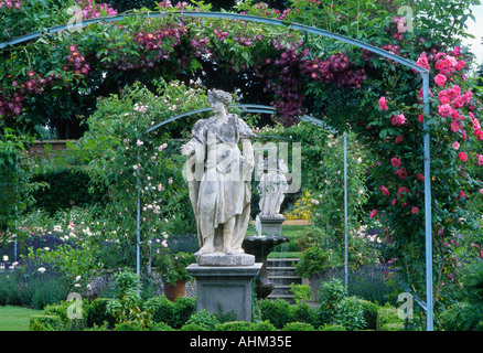 Houghton Hall Giardino di Rose Norfolk Inghilterra UK Arch rose rampicanti statuaria classica statua piante formale East Anglia design Foto Stock