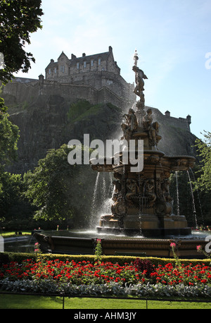 Il Castello di Edimburgo Edimburgo in Scozia con Ross fontana nei giardini di Princes Street Foto Stock