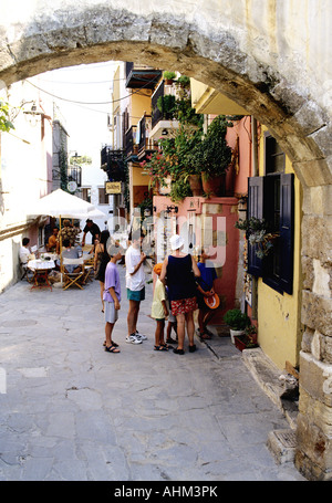 Le strette strade di nascondere centinaia di piccoli negozi bar e ristoranti a Chania a Creta Foto Stock