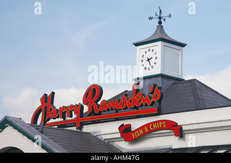 Originale di Harry Ramsdens pesce e chip il negozio e il ristorante, Guseley. Shop segno sopra l'ingresso preso in un formato orizzontale. Foto Stock